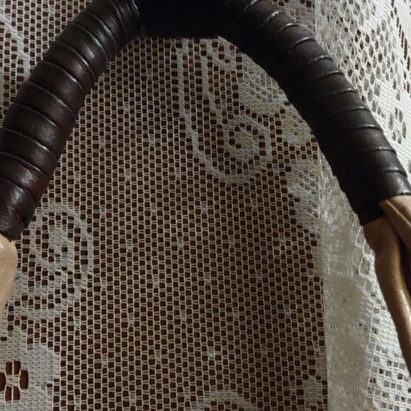 B. Makowsky leather shoulder bag, tortoise shell clasp 3 interior pockets - Picture 3 of 10